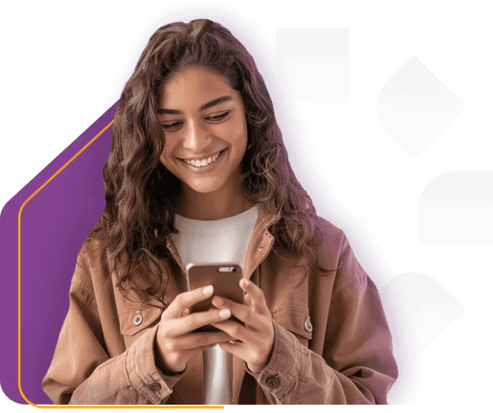 Foto de uma pessoa lendo, de forma contente, sua fatura de energia com a parceria da PLIN e uCondo.